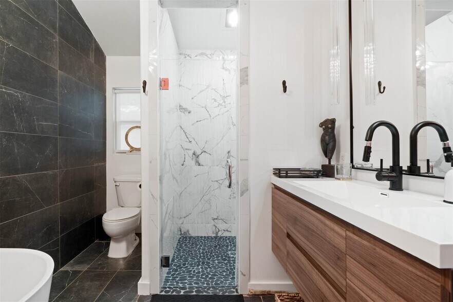 More Photos Of 8721 Mountain Crest Dr, Austin Specialty For Sale