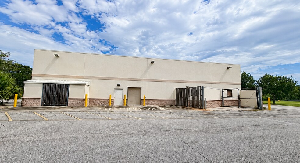 More Photos Of 2821 W 25th St, Sanford Drugstore For Lease