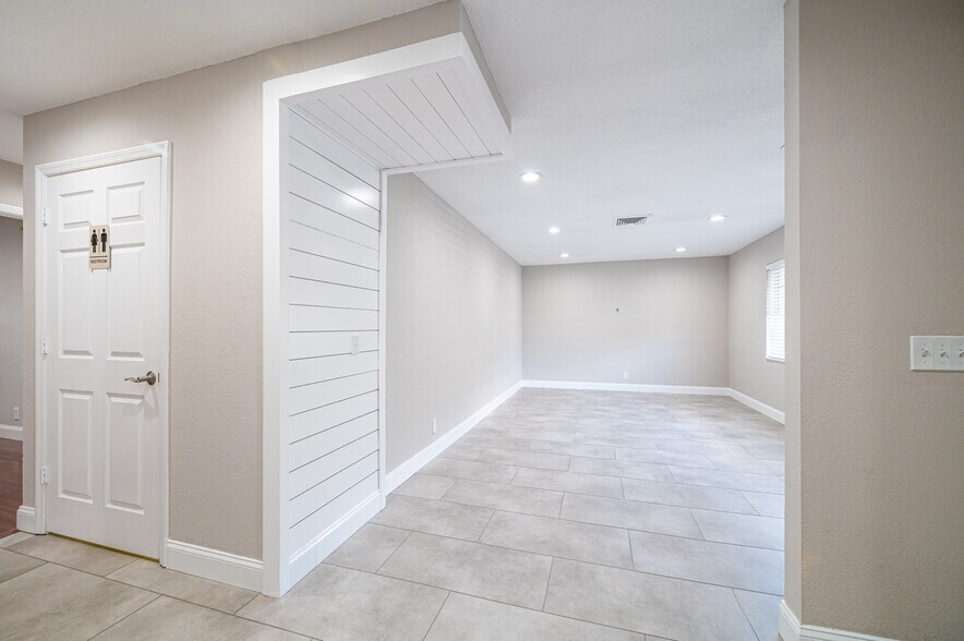 More Photos Of 5105 Memorial Hwy, Tampa Office Residential For Lease