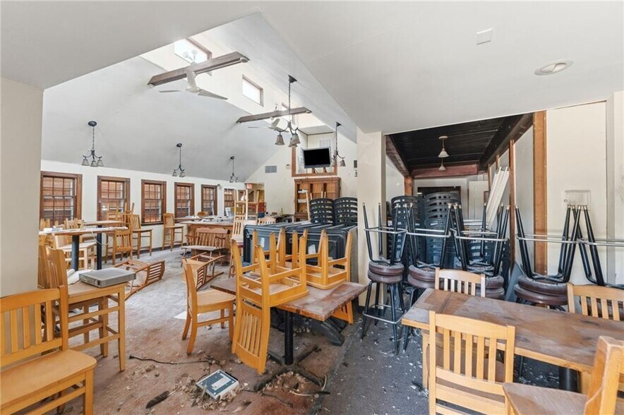 More Photos Of 3376 Post Rd, Warwick Restaurant For Sale