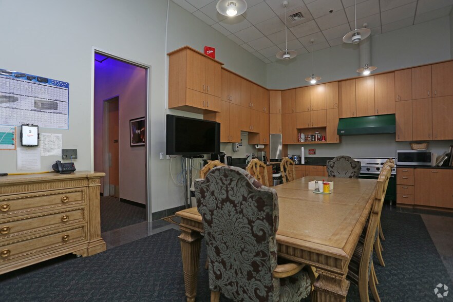 More Photos Of 16503 Air Center Blvd, Houston Unknown For Lease