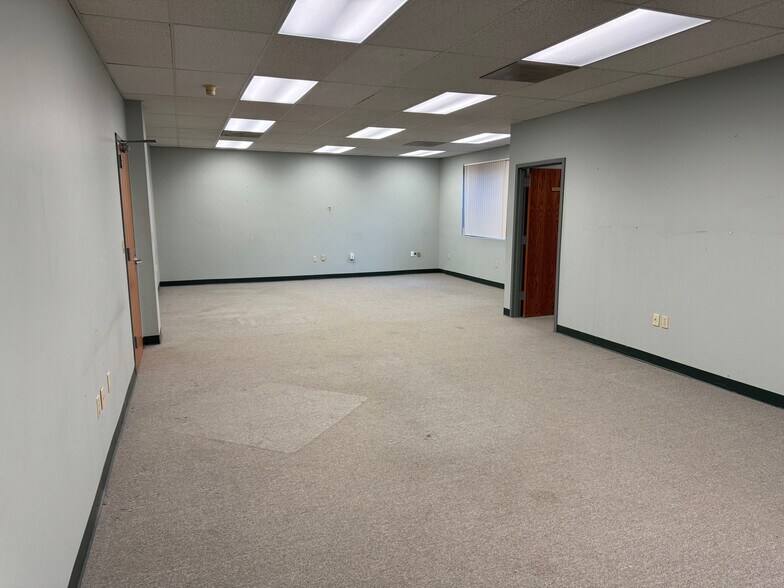 More Photos Of 1017 Turnpike St, Canton Office For Sale