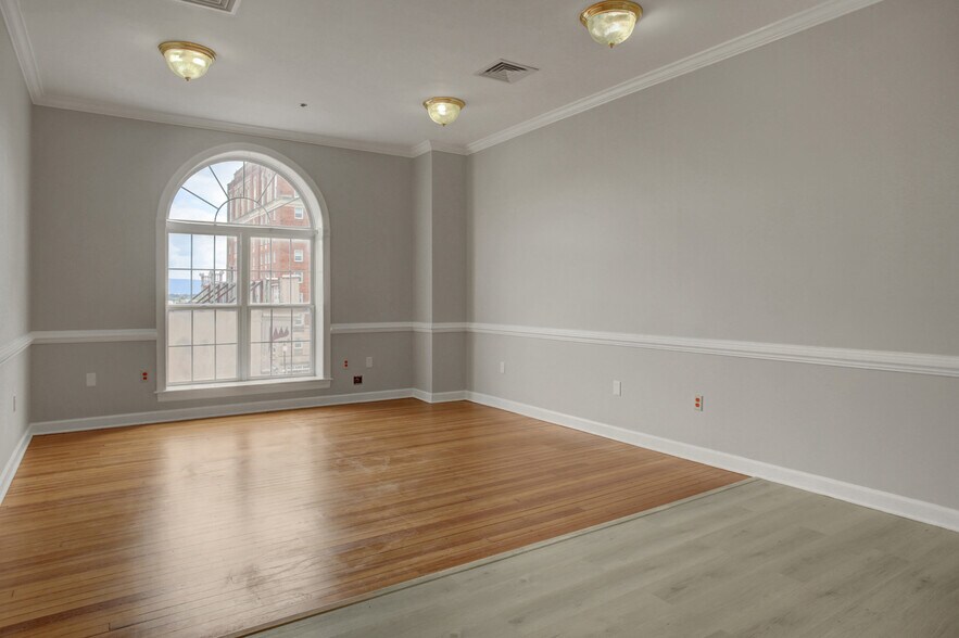 More Photos Of 18-20 W Washington St, Hagerstown Office For Lease