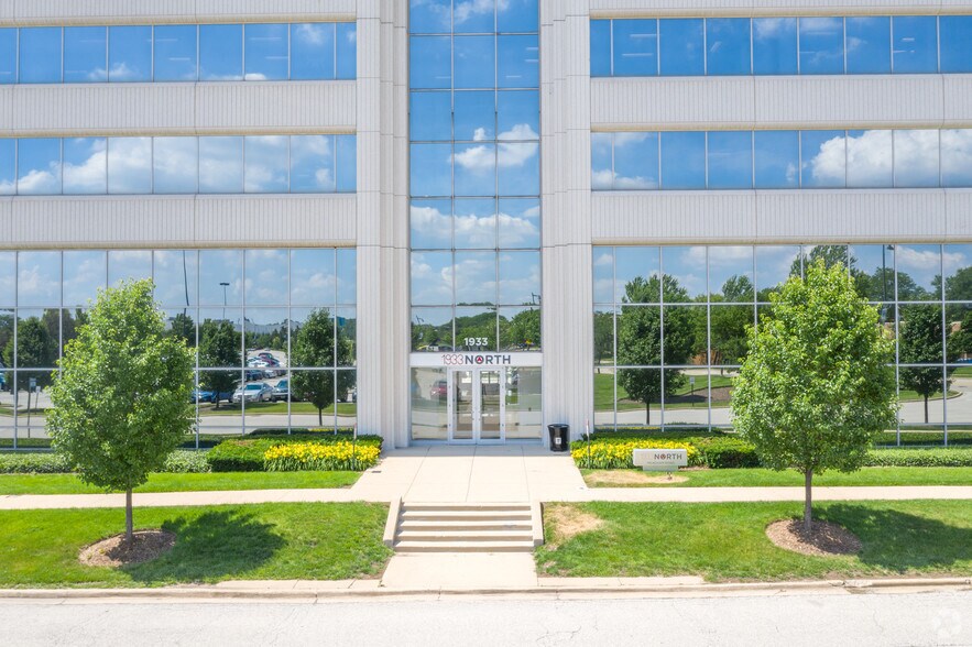 More Photos Of 1933 N Meacham Rd, Schaumburg Office For Lease