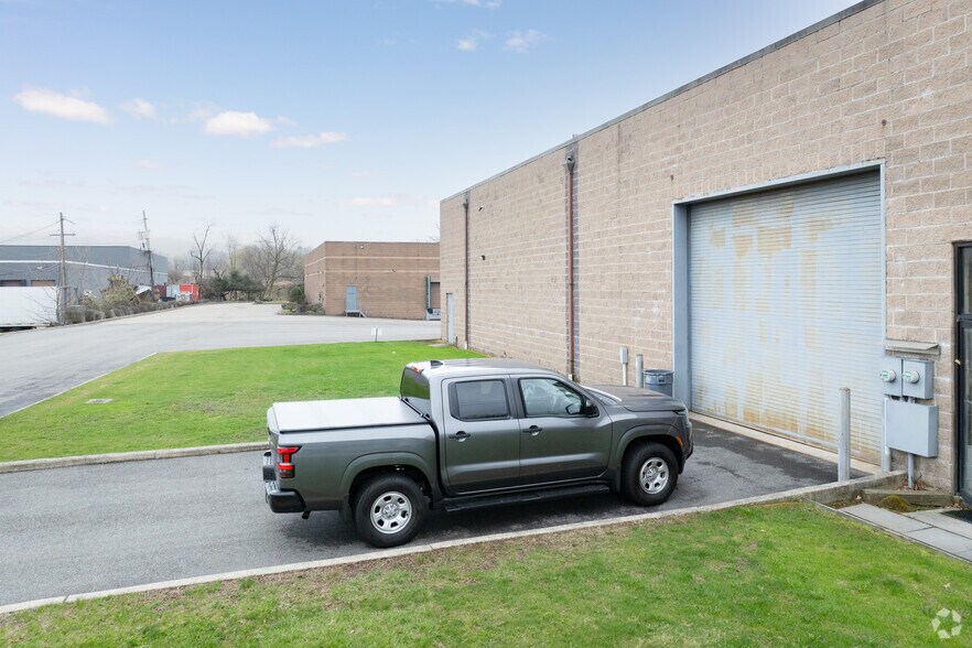 More Photos Of 152 Veterans Dr, Northvale Warehouse For Lease