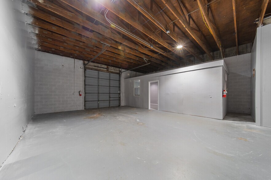 More Photos Of 3559 Veronica S Shoemaker Blvd, Fort Myers Warehouse For Lease
