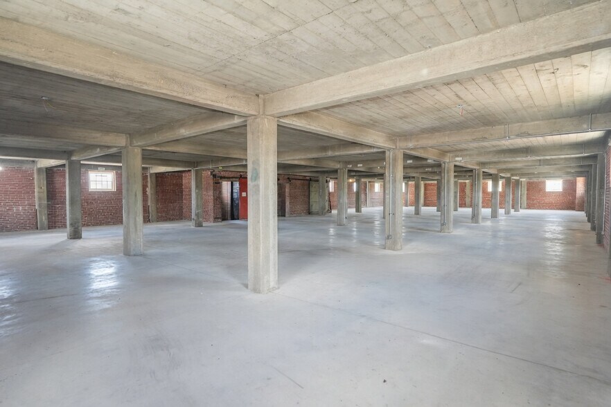 More Photos Of 407 W Ryder St, Litchfield Light Distribution For Sale