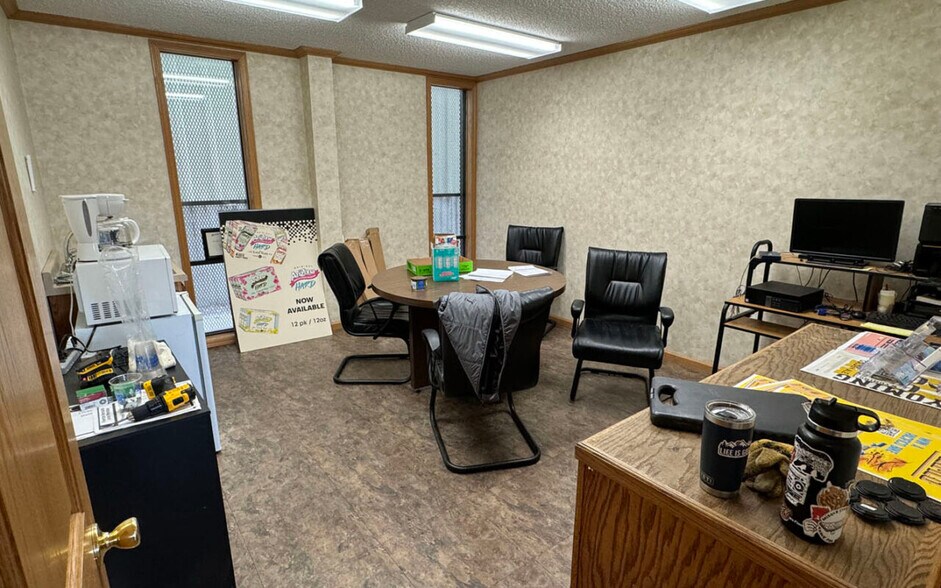 More Photos Of 425 N Broadway Ave, Riverton Light Distribution For Sale