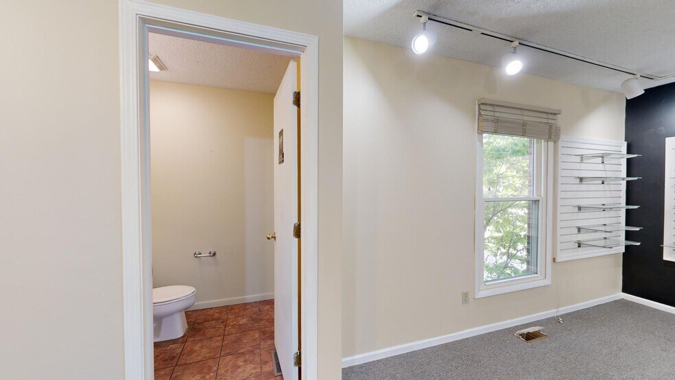 More Photos Of 3130 N Woodford St, Decatur Freestanding For Lease