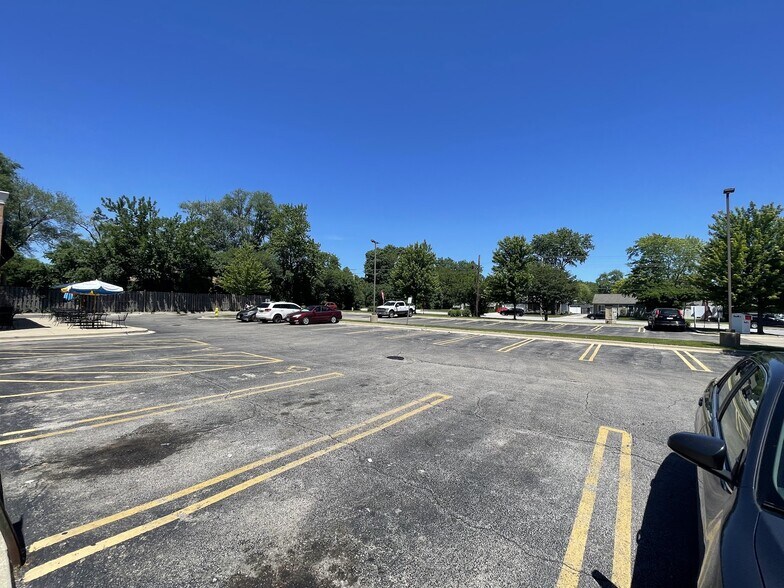 More Photos Of 570 N Schmale Rd, Carol Stream Storefront For Lease