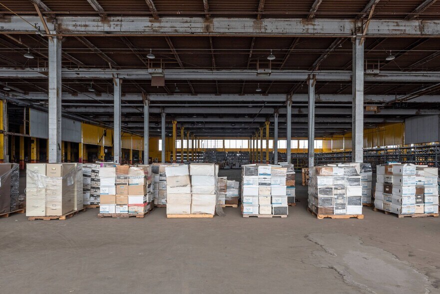 More Photos Of 246-250 E Fourth St, Mansfield Distribution For Lease