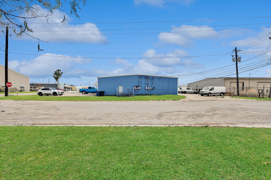 More Photos Of 3801 Saturn Rd, Corpus Christi Warehouse For Sale