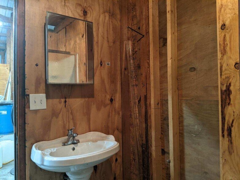 More Photos Of 377 Partnership Rd, Seguin Warehouse For Lease