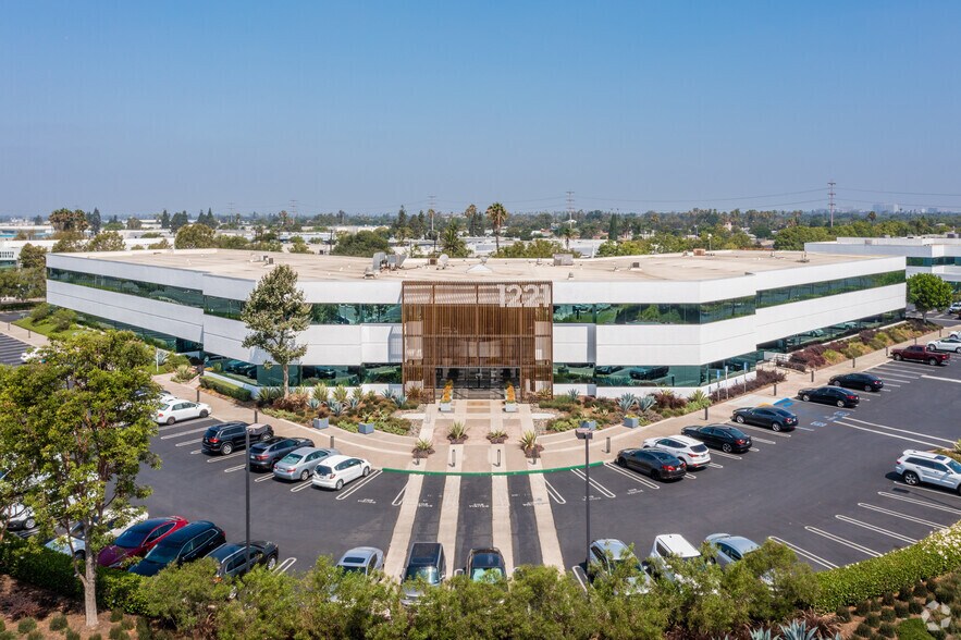More Photos Of 1221 E Dyer Rd, Santa Ana Office For Sale