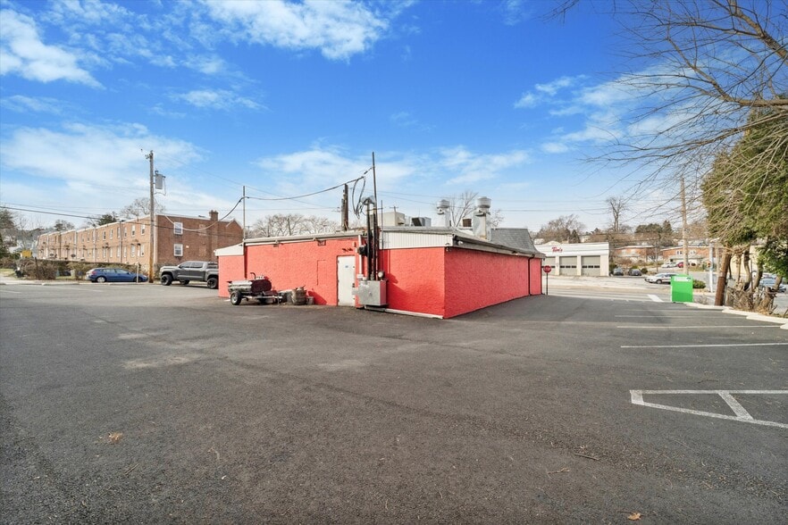 More Photos Of 265 E Township Line Rd, Upper Darby Restaurant For Sale