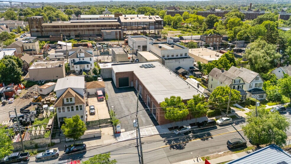 More Photos Of 209 South Ave, Staten Island Service For Lease