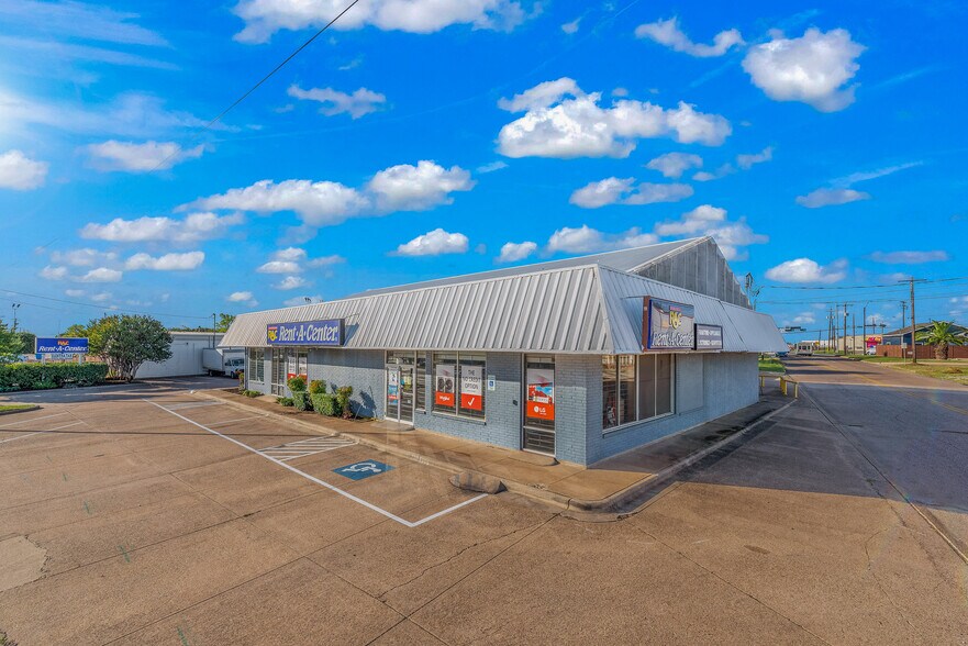 More Photos Of 1300 S Texas Ave, Bryan Freestanding For Sale