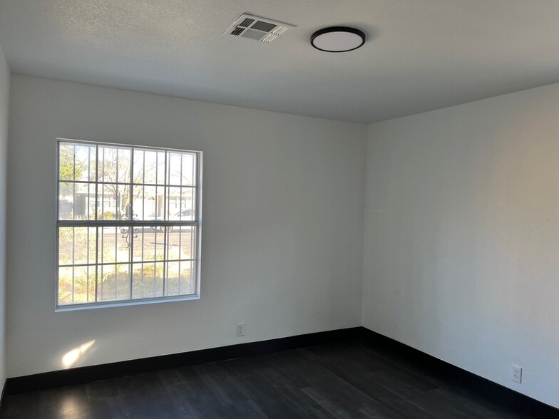 More Photos Of 530 S 7th St, Las Vegas Office Residential For Lease