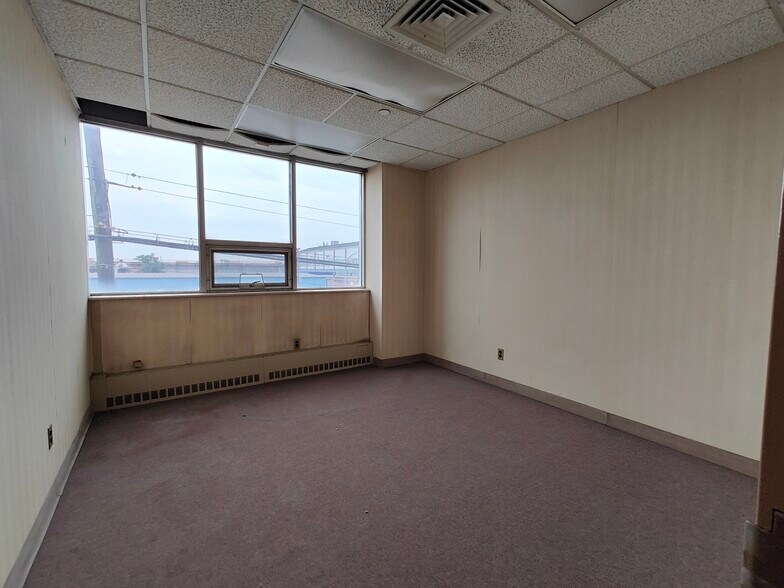 More Photos Of 1169 Oak Point Ave, Bronx Warehouse For Lease