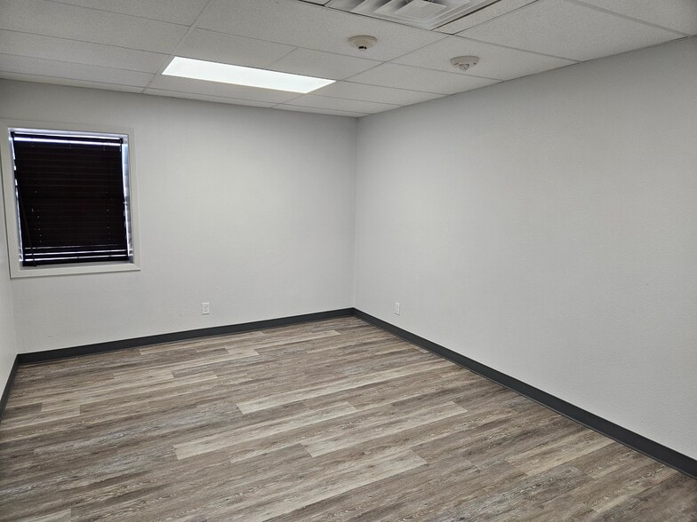 More Photos Of 13700-13812 US Highway 90 W, San Antonio Warehouse For Lease