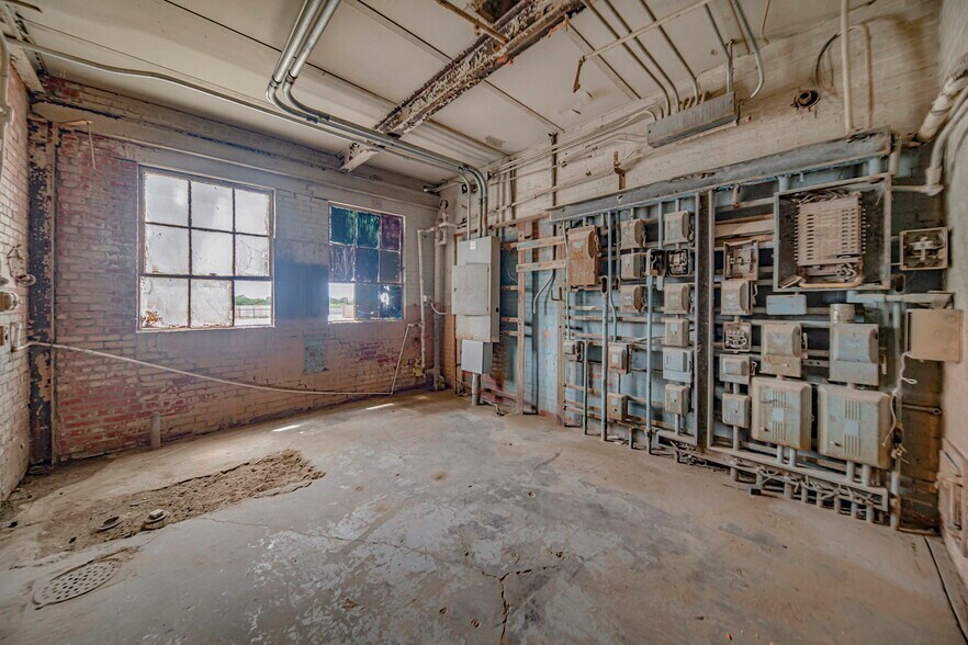 More Photos Of 2419 W Murphy St, Odessa Truck Terminal For Sale