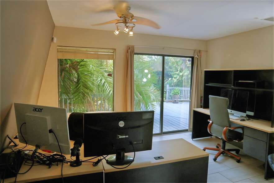 More Photos Of 2231-2233 Nursery Rd, Clearwater Loft Creative Space For Lease