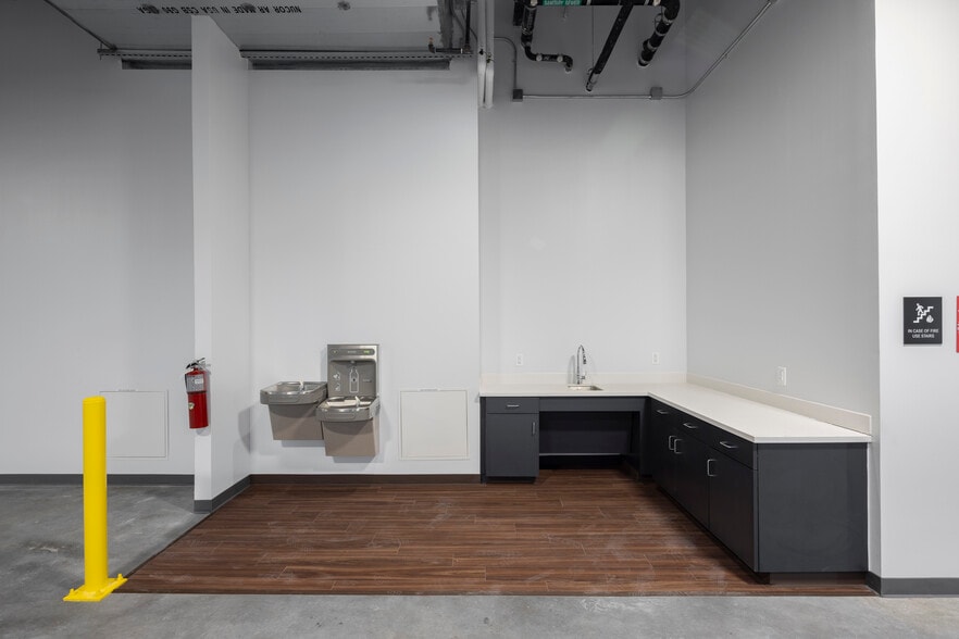 More Photos Of 4229 N FM 620 Hwy, Austin Showroom For Sale