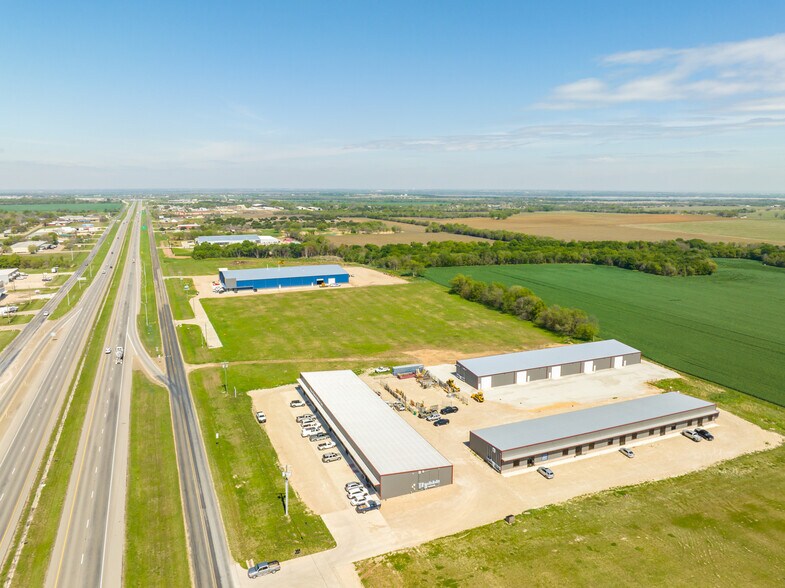 More Photos Of 5496 N State Highway 6, Woodway Showroom For Lease