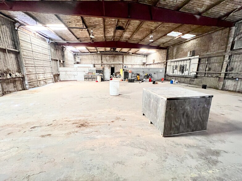 More Photos Of 300 W 61st St, Odessa Industrial For Sale