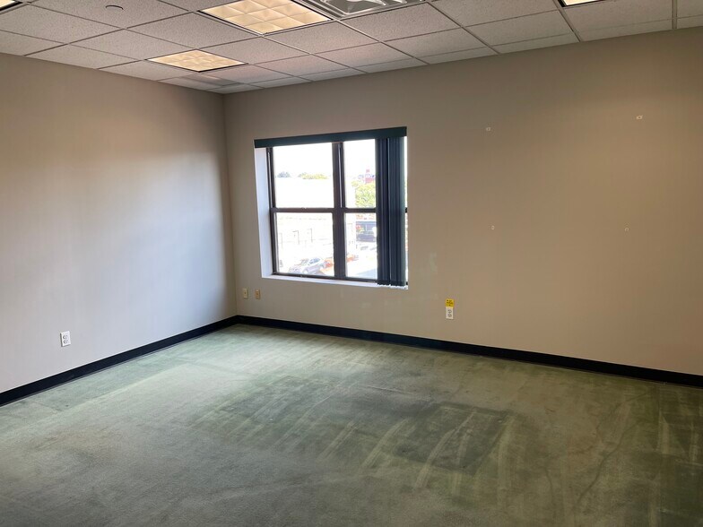 More Photos Of 6924 49th Ave, Woodside Medical For Lease