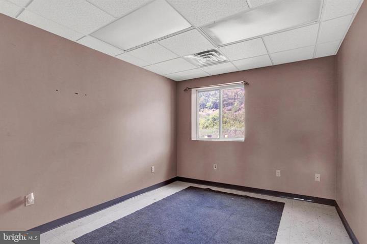 More Photos Of 57 W Shortcut Rd, Newport Showroom For Sale