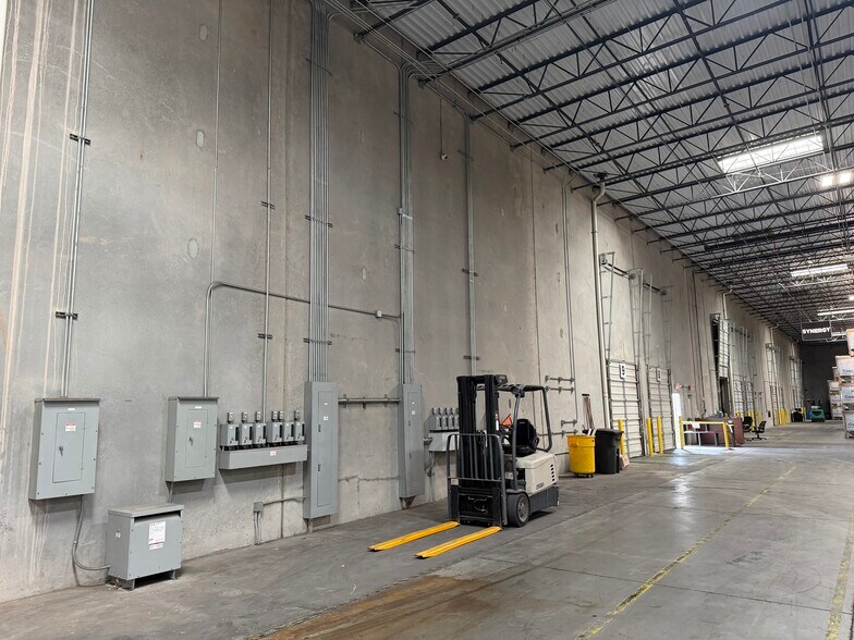 More Photos Of 445 Pan American Dr, El Paso Warehouse For Lease