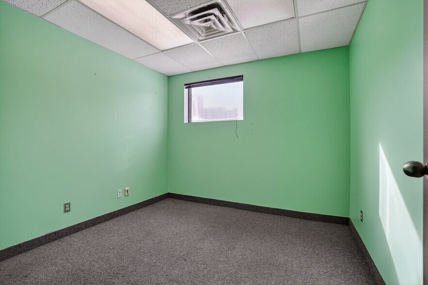 More Photos Of 812 Dundas St, London Freestanding For Sale