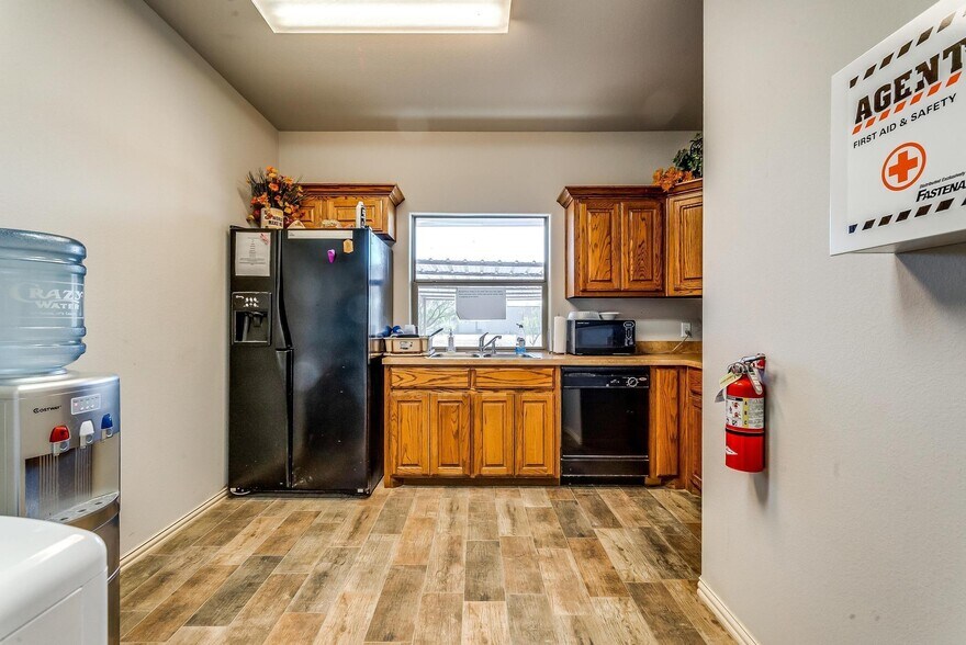 More Photos Of 520 Tradeway Dr, Mineral Wells Warehouse For Sale