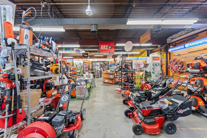 More Photos Of 15 Virgil St, Stamford Freestanding For Sale