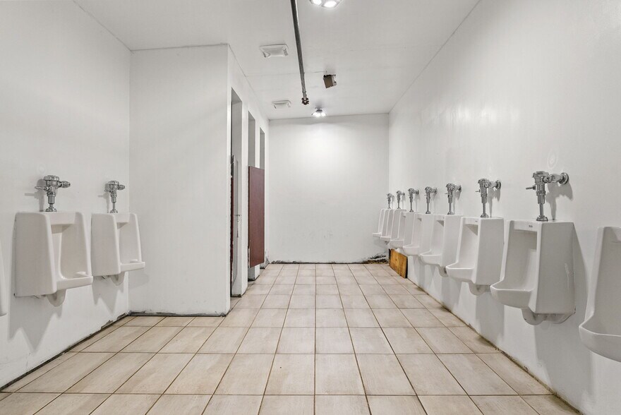 More Photos Of 13087 Hwy 271 N, Tyler Bar For Sale