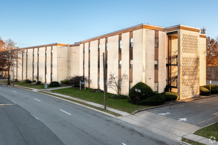 Primary Photo Of 673 Morris Ave, Springfield Office For Lease