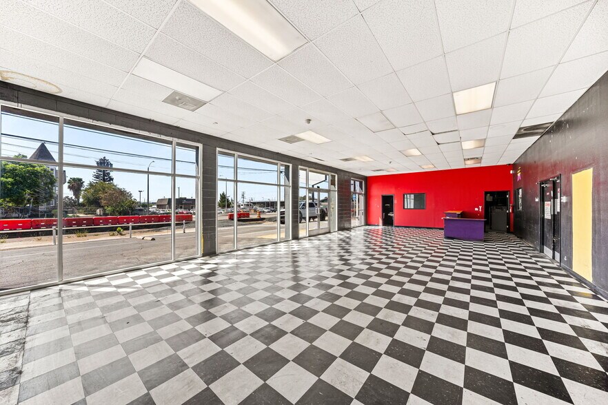 More Photos Of 960 W Holt Blvd, Ontario Freestanding For Sale