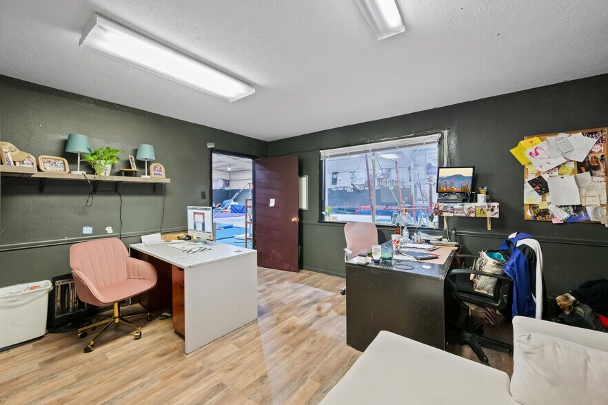 More Photos Of 115 N Willis Ave, Livingston Warehouse For Sale
