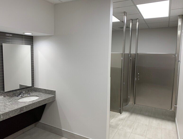 More Photos Of 11498 Luna Rd, Farmers Branch Unknown For Lease