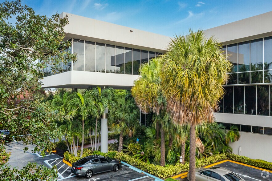 More Photos Of 6067 Hollywood Blvd, Hollywood Office For Lease