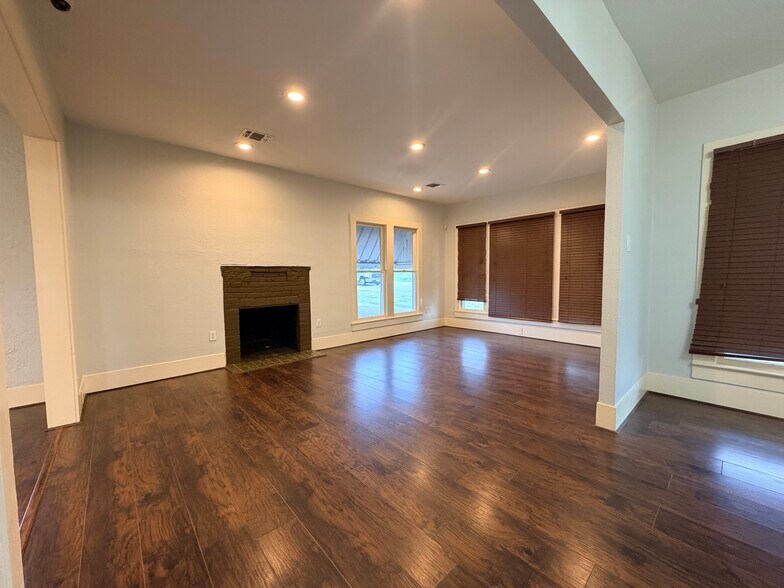 More Photos Of 415 W Goodwin St, Pleasanton Storefront Retail Office For Lease
