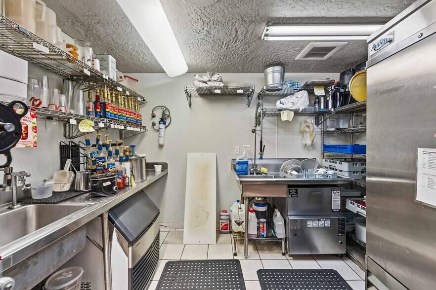 More Photos Of 171 S Broadway, Coos Bay General Retail For Sale