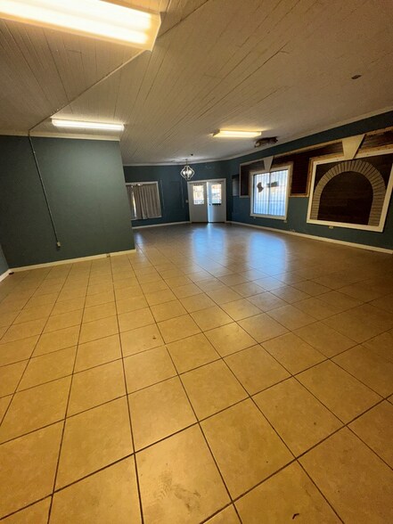 More Photos Of 815 N 3rd St, Lufkin Flex For Sale