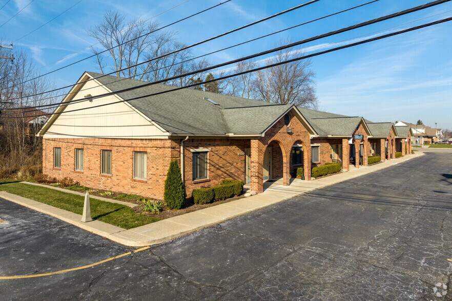 More Photos Of 16638-16664 Fifteen Mile Rd, Fraser Medical For Lease