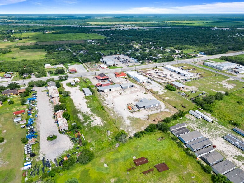 More Photos Of 2404 N US Highway 281, Alice Flex For Lease