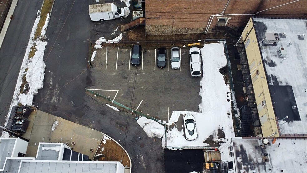 More Photos Of 20 North Ave, Larchmont Warehouse For Lease