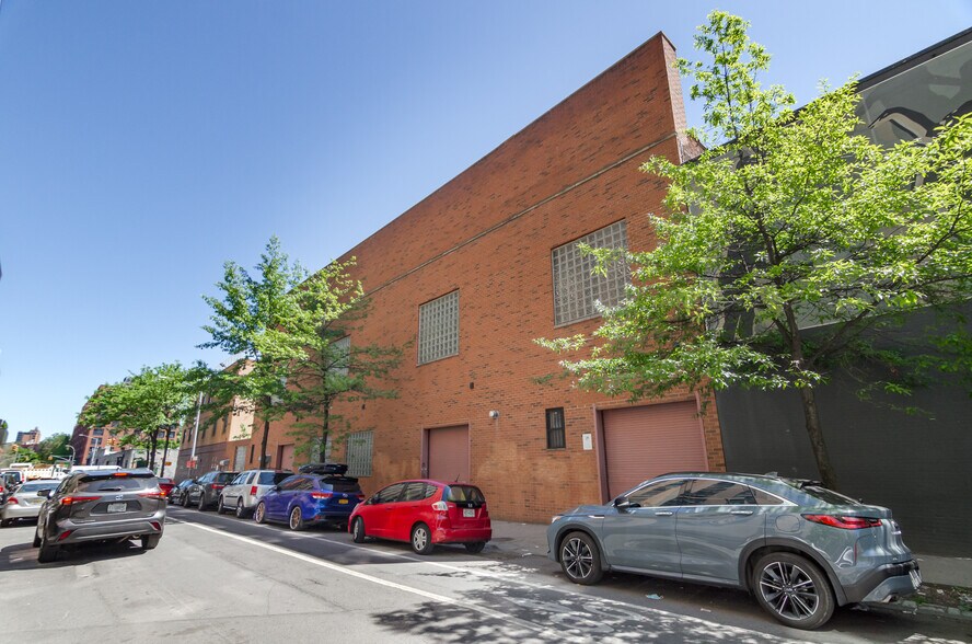 More Photos Of 495 Walton Ave, Bronx Warehouse For Lease