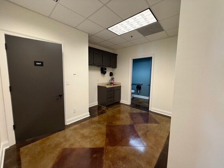 More Photos Of 113-115 W Jackson Ave, Ridgeland Unknown For Lease