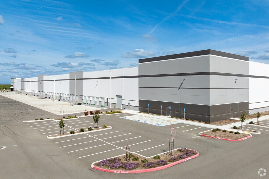 More Photos Of 7825 W Riggin Rd, Visalia Warehouse For Lease